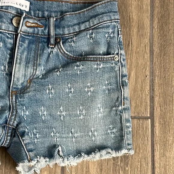 LOFT women’s denim shorts with fray bottom. Size 24. 5 pocket - Picture 3 of 5